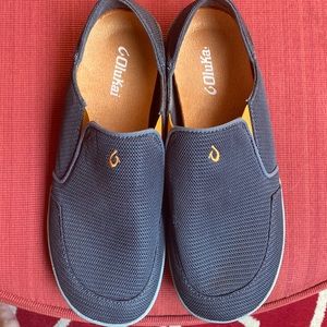 Men’s slip on water shoe.